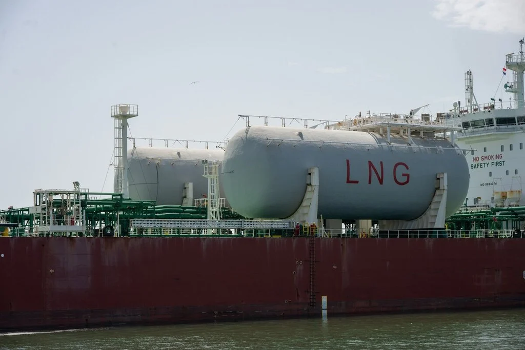Rezervoare LNG pe o navă transportatoare, ilustrând infrastructura maritimă pentru gaze naturale lichefiate. noul mecanism SMAP