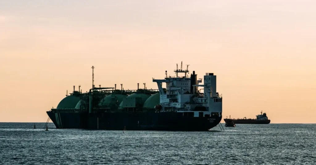 Navă transportatoare de LNG pe mare la apus, ilustrând sprijinul pentru noul mecanism SMAP propus pentru biometan și bio-LNG în transportul maritim.
